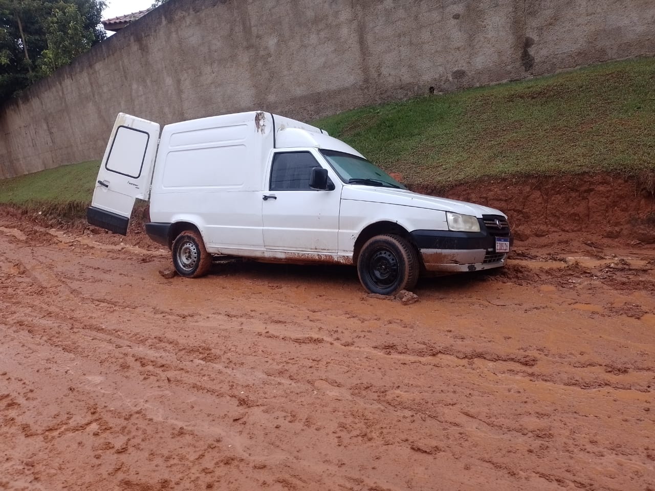 Carros  atolados no Guacuri, motoristas voltam a pé para suas casas 